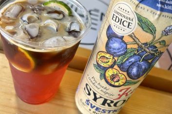 Švestkový espresso tonic